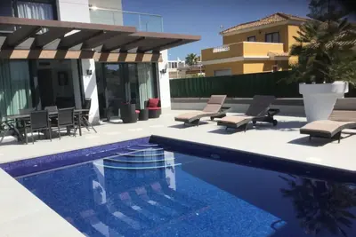 Image de Villa spacieuse plage à 2 km piscine privée 3 chambres 3 Sd Bains wifi, barbecue