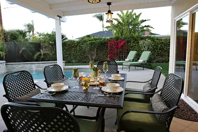 Image de Fabuleux 6 chambres (3 suites de maître), 4 piscine de bain w \/ Jacuzzi home