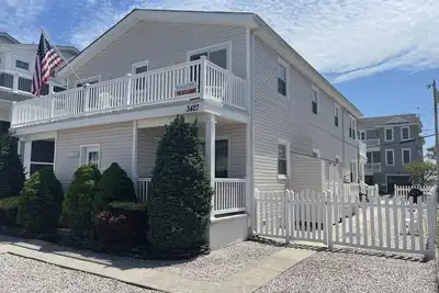 Image de Rénové 2019 | 4 Bd, 2 Bth | Beach Block | Vues sur l'océan | Étapes de la plage |