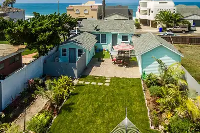Image de Adorable bungalow à Oceanside avec jardin et petite maison