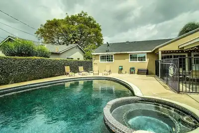 Image de Funtierland + The Pirate's Cove + Promenade dans Disney + Pool + Salle de jeux + Netflix