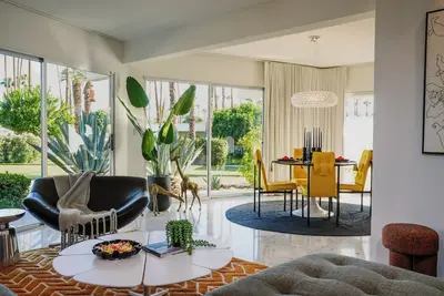 Image de Condo de luxe au milieu du siècle près du centre-ville de Palm Springs