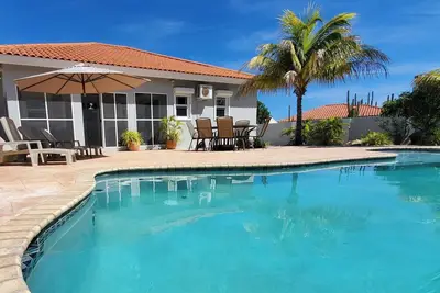 Maison 3br privée, cul-de-sac calme, piscine, toutes commodités, à 3 min de la plage!