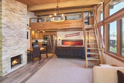 Image de Aspenwood Studio Loft avec 3 lits - À quelques pas de la montagne dans le cadre Treehouse