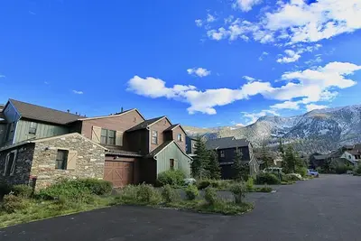 Image de \"Lodges\" cabine de luxe avec vue sur la montagne sur le parcours de golf