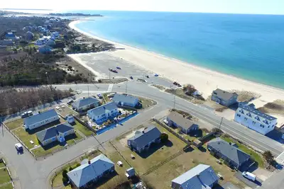 Image de Cottage contemporain - Marchez jusqu'à la plage de Craigville!