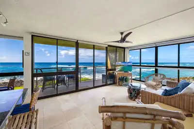 Image de À couper le souffle Oceanfront Home - Murs de fenêtres sur le célèbre surf et coucher de soleil