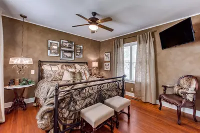 Image de UxLuxury Crockett Street Retreat- bain à remous privé et foyer extérieur! Downtow