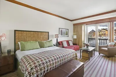 Image de Studio Double The Lodge at Spruce Peak - Les studios adjacents Ski In / Ski Out sont parfaits pour les familles: maman et papa en un. . . Des enfants dans l'autre!