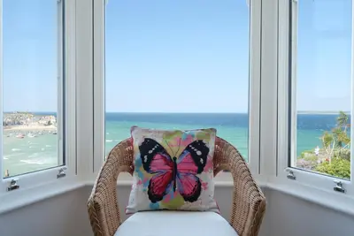 Image de Superbe maison de ville côtière, vue imprenable sur la mer, bain à remous et parking privé.