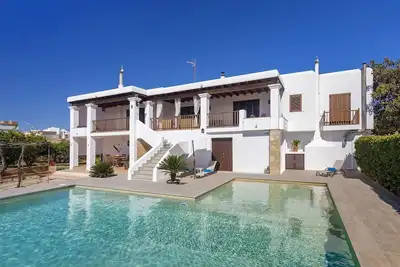 Image de Villa Huerta, court de tennis du centre-ville de San Antonio, piscine privée