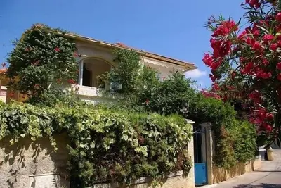 Image de Seaside Villa Apartment with Large Terrace 2 mins from Renecros Beach