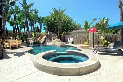 Image de Funtierland + Castle House 2 + Promenade à Disneyland + piscine / bain à remous + Netflix
