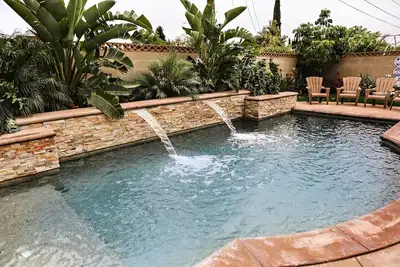 Image de Magnifique 4 chambres 3 salles de bain piscine maison 3/4 Mile To Disney