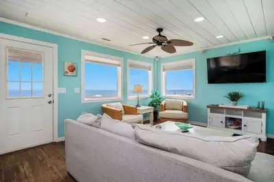 Image de Diamond In The Rough: 3 Br / 3 Ba maison Ă Oak Island, pour 7 personnes