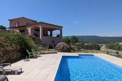 Image de Villa avec vue exceptionnelle sur village provençal, piscine et climatisation.