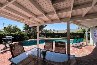 Image de Anaheim en Californie, belle piscine à la maison, courte promenade de Disney.