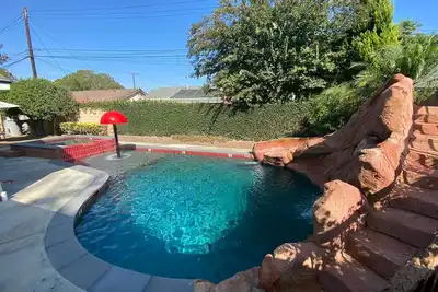 Image de Funtierland + Maison d'Andy + Promenade à Disneyland + Piscine + Netflix