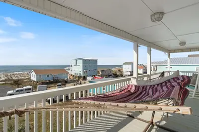 Image de Sédation consciente: 4 Br / 3 Ba maison à Oak Island, pour 12 personnes