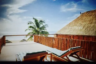 Image de Avec une terrasse privée pour bronzer, une terrasse au coucher du soleil et une petite piscine chic