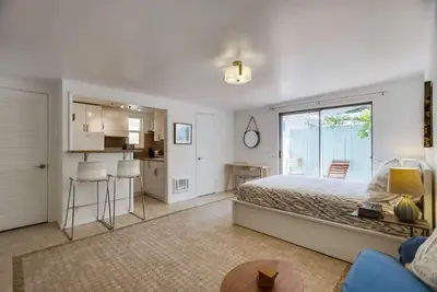 Image de Hideaway en verre de mer, studio design, chiens bienvenus, terrasse privée et parking!