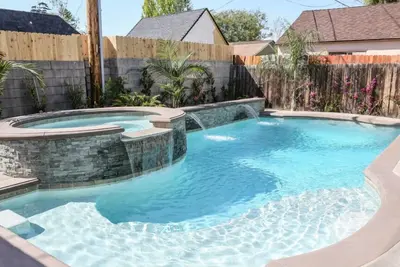 Image de Maison de 6 chambres avec piscine décorée par un designer