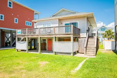 Image de Brise côtière: 3 chambres / 2 salles de bain à l'étage Duplex près de l'accès à la plage et parc de la ville
