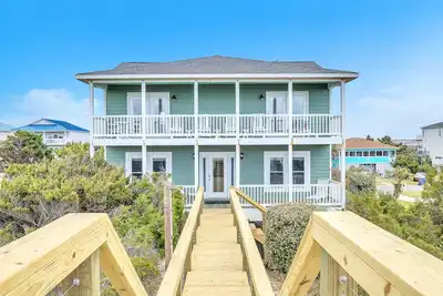 Image de The Beach House - 5 chambres / 3 salles de bain magnifique maison en bord de mer sur la plage de Caswell