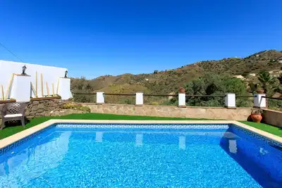 Image de Merveilleuse maison de vacances privée pour 6 personnes avec Wifi, piscine privée, Tv et parking