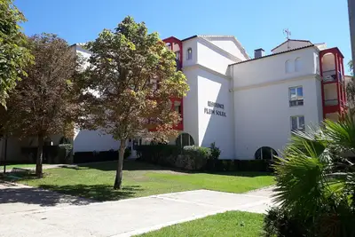 Image de Appartement F2 à Lamalou-les-Bains, proche centre-ville et thermes, avec balcons et parking gratuit.