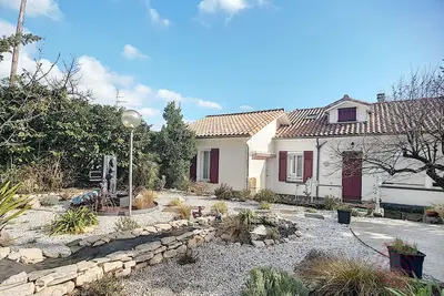 Image de Charmant F2 avec terrasse près du centre et des thermes, animaux acceptés, options de services disponibles