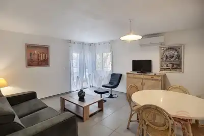 Image de Appartement F2 climatisé avec terrasse, proche thermes et centre-ville, animaux acceptés, à Lamalou