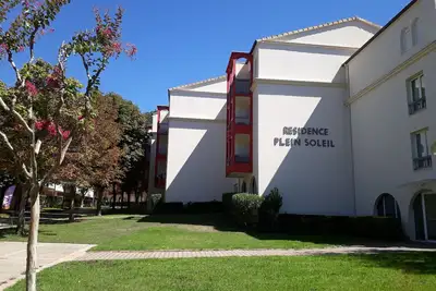 Image de Appartement F2 lumineux avec balcon, proche centre et Thermes, animaux acceptés, wifi gratuit