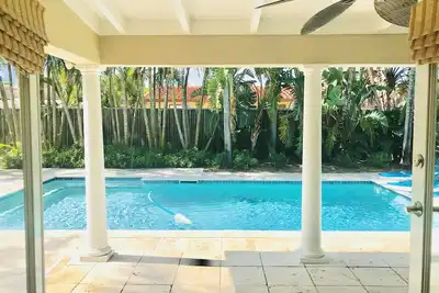 Image de Charmante maison floridienne avec piscine située à proximité de Lauderdale-by-the-Sea.