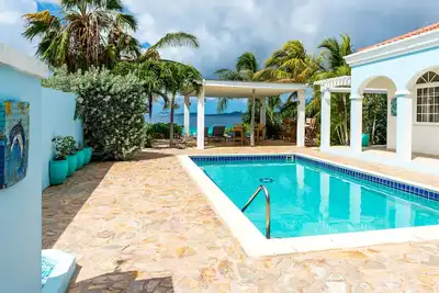 Image de Oceanfront Villa, piscine privée, gazebo, super plongée et plongée en apnée à quelques pas