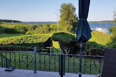 Image de Maison directement sur le lac Plauer avec un bateau en option