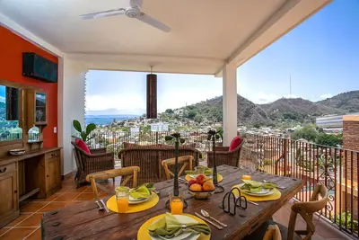 Image de Penthouse pittoresque dans la vieille ville avec une villa avec vue et piscine sur le toit