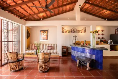 Image de Appartement lunatique dans la vieille ville avec piscine, terrasse privée et cuisine du chef