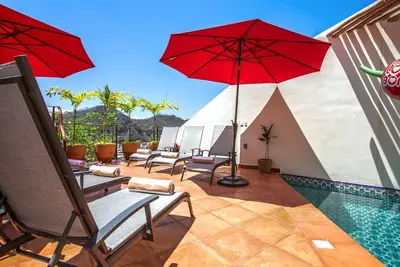 Image de Villa avec personnel dans la vieille ville avec vues et piscine chauffée sur le toit et espace bar