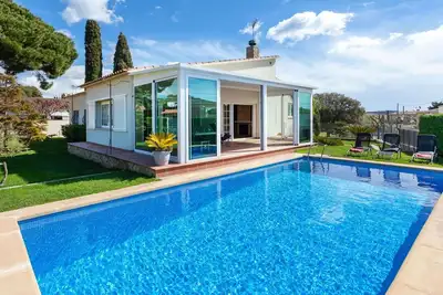 Image de Belle maison de vacances privée pour 8 personnes avec Wifi, piscine privée, Tv, patio et parking