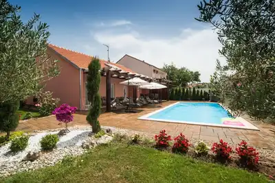 Image de Belle maison de vacances privée avec climatisation, piscine privée, Wifi, Tv, terrasse, parking