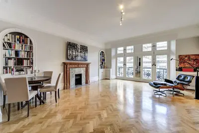 Image de 2br; Grand salon, parquet, hautes célébrations (5 * Avis AirBnB)