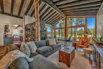 Image de Nouvellement disponible! Sur le cinquième fairway, des vues spectaculaires, une maison élégante et chic