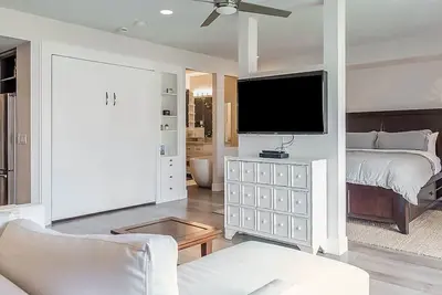 Image de Nouveau condo luxueux adjacent au complexe La Costa avec douche à vapeur et laveuse / sécheuse