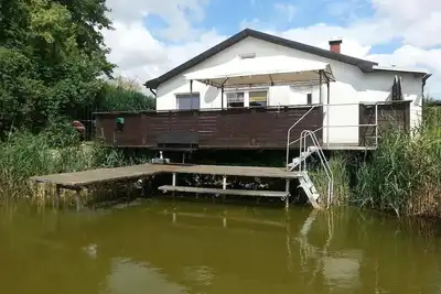Image de situation mer directe avec bateau, animaux acceptés, terrasse ensoleillée, non-fumeurs