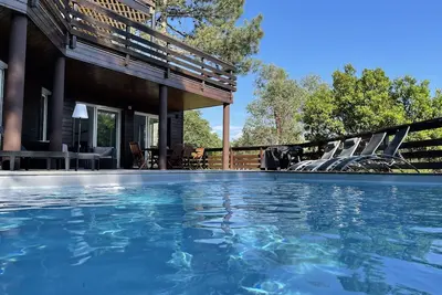 Image de Villa d'architecte avec piscine chauffée au coeur de la pinède, plage à 1 km