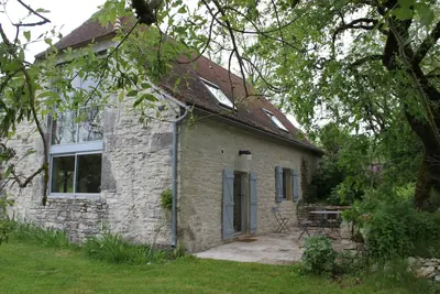 Image de Une grange authentique en pierre blanche rénovée pour 4, avec cheminée