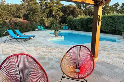 Gîte dans une bastide provençale avec piscine.