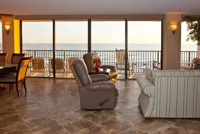 Image de 2ème étage! Dog Friendly! Front du Golfe! Luxe! 60 pieds de verre!