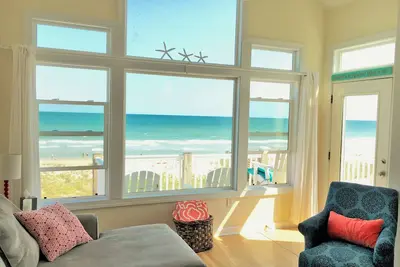 Image de Plage devant Wow! maison en rangée, maison en bord de mer avec piscine, 3br 3. 5ba